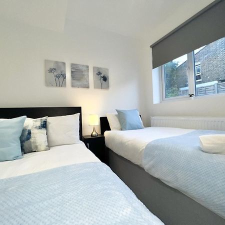 Charming 3-Bed Flat In Shepherds Bush - Sleeps 9 Londen Buitenkant foto