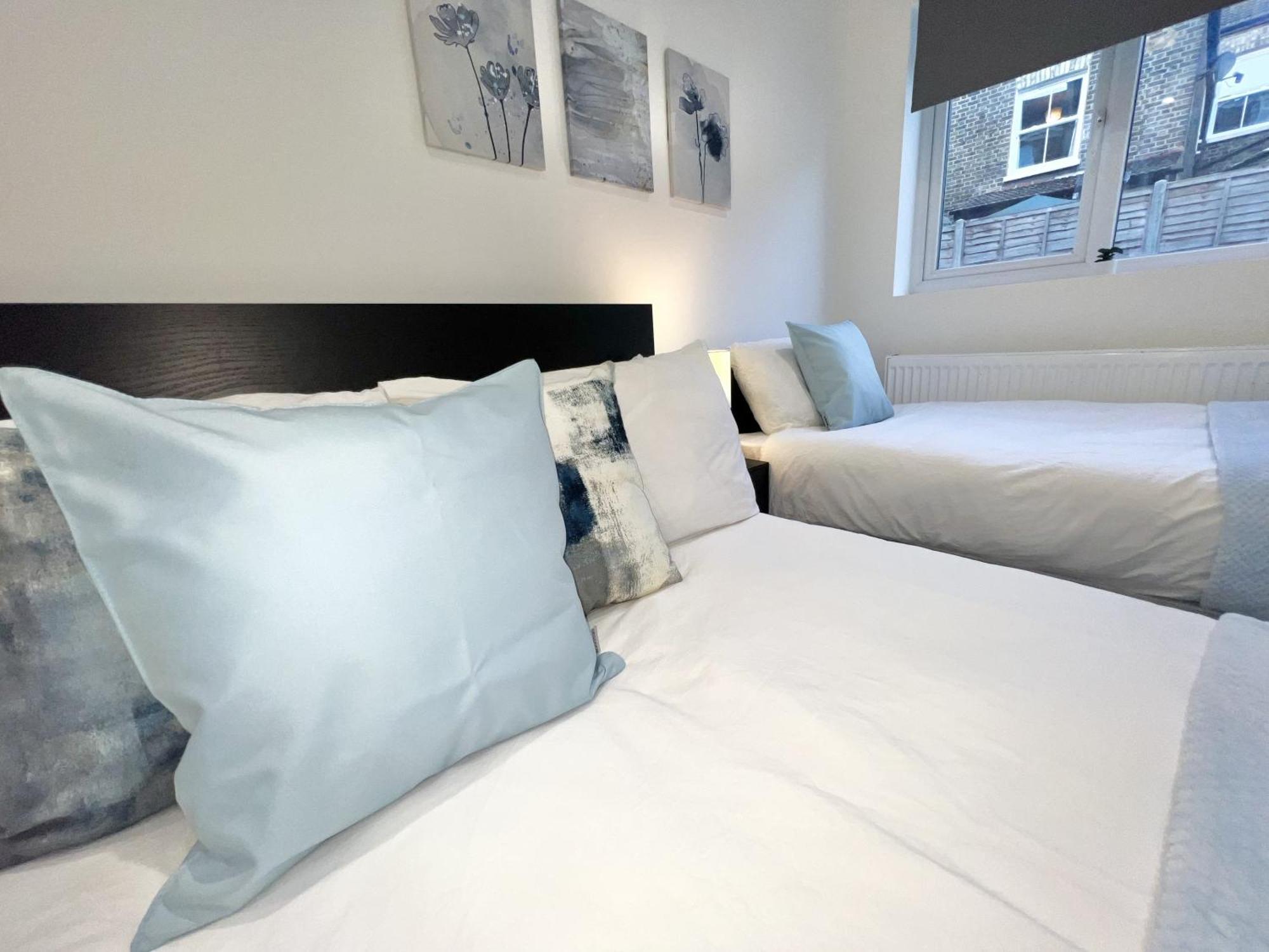 Charming 3-Bed Flat In Shepherds Bush - Sleeps 9 Londen Buitenkant foto