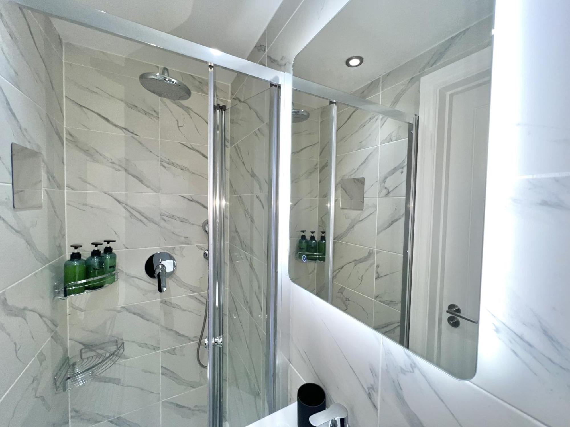 Charming 3-Bed Flat In Shepherds Bush - Sleeps 9 Londen Buitenkant foto