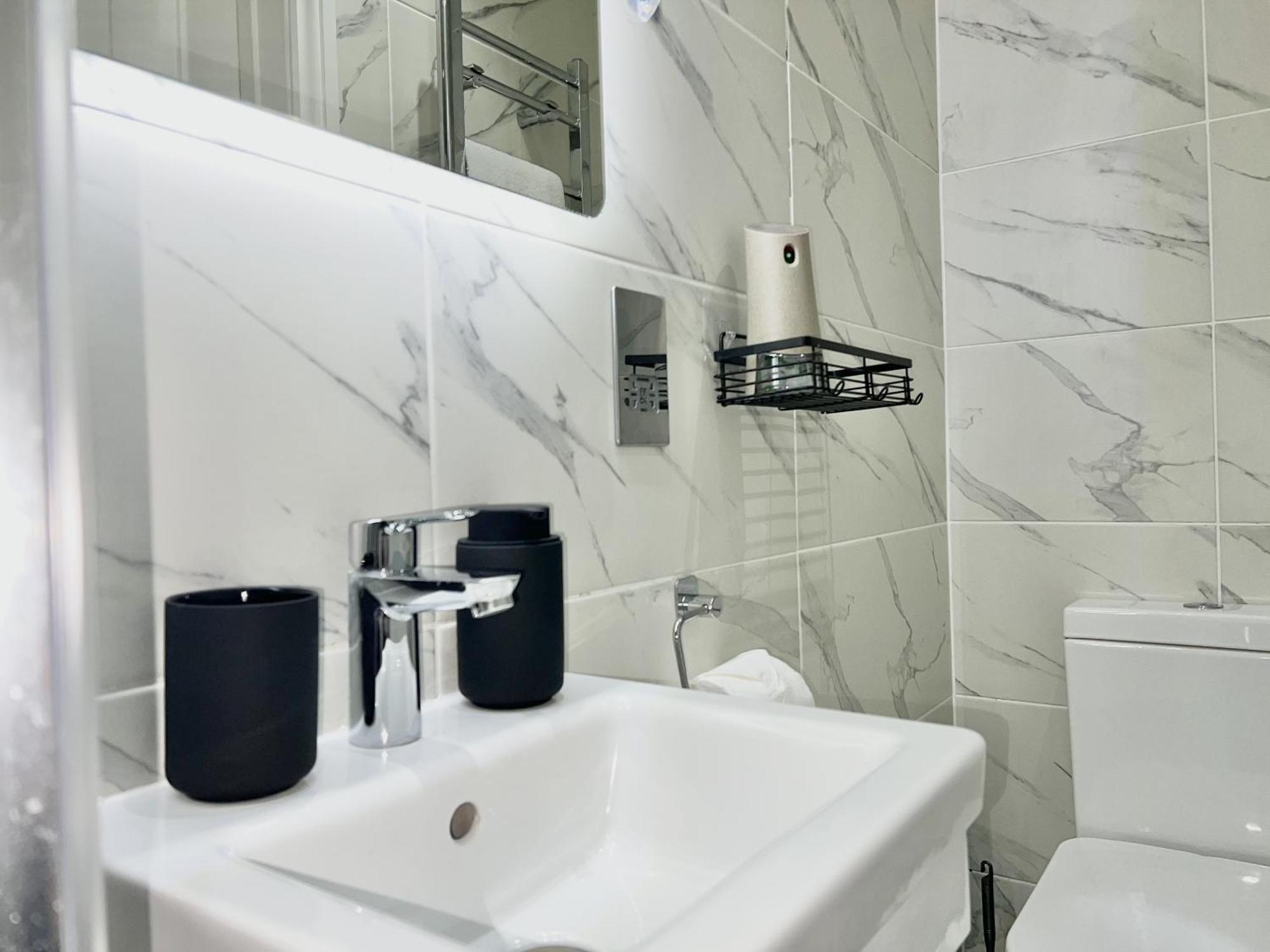 Charming 3-Bed Flat In Shepherds Bush - Sleeps 9 Londen Buitenkant foto