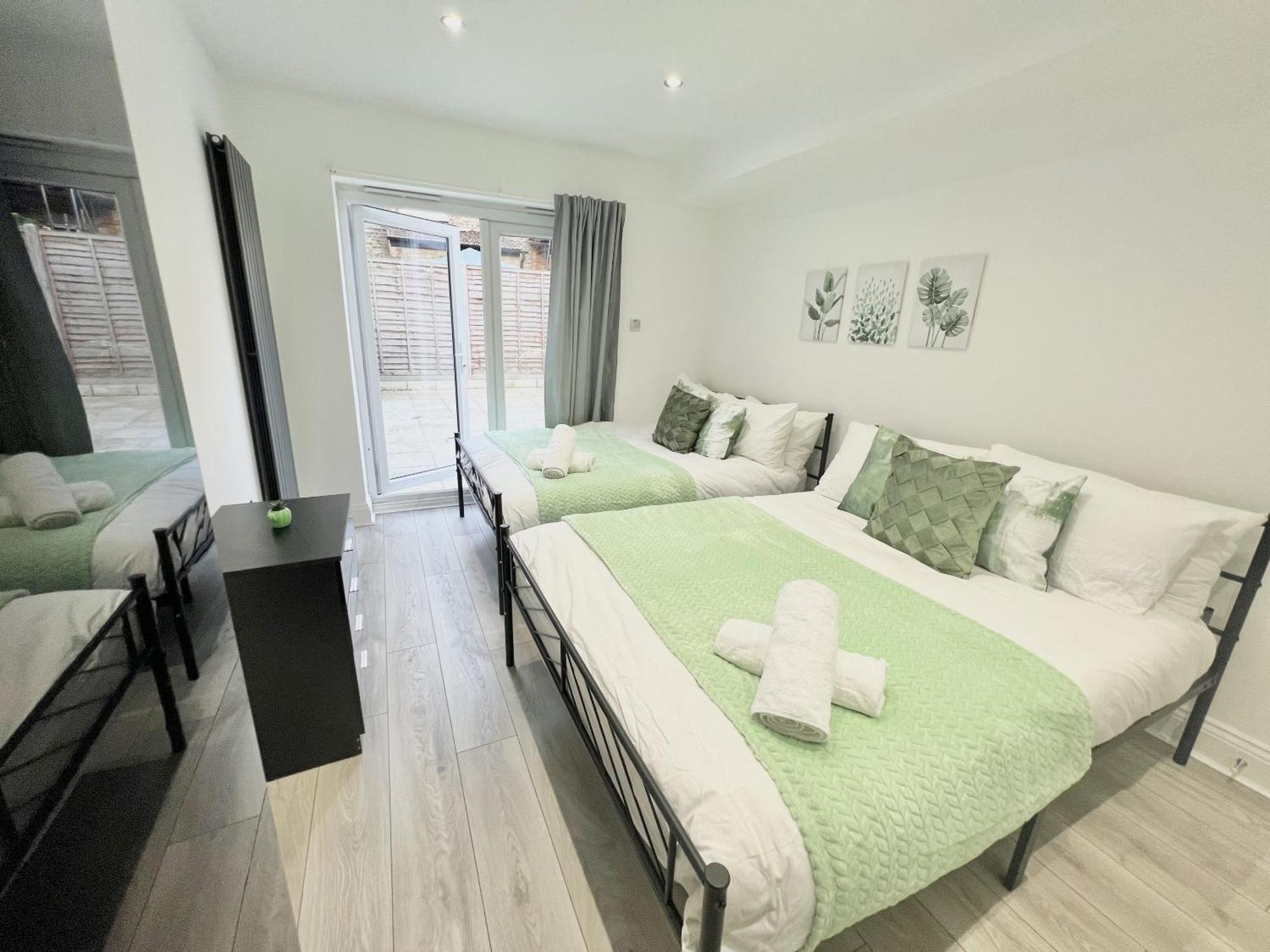 Charming 3-Bed Flat In Shepherds Bush - Sleeps 9 Londen Buitenkant foto