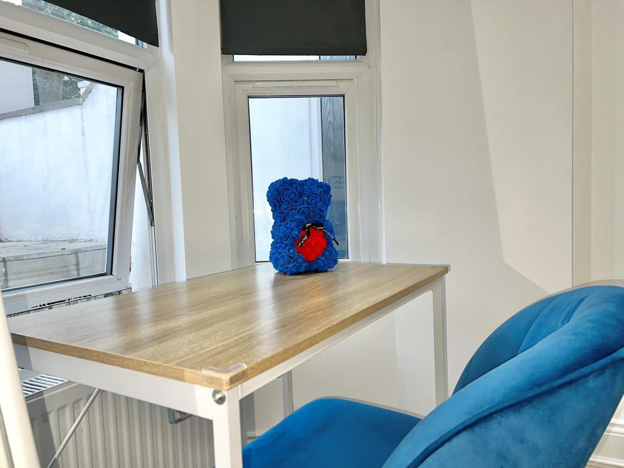 Charming 3-Bed Flat In Shepherds Bush - Sleeps 9 Londen Buitenkant foto