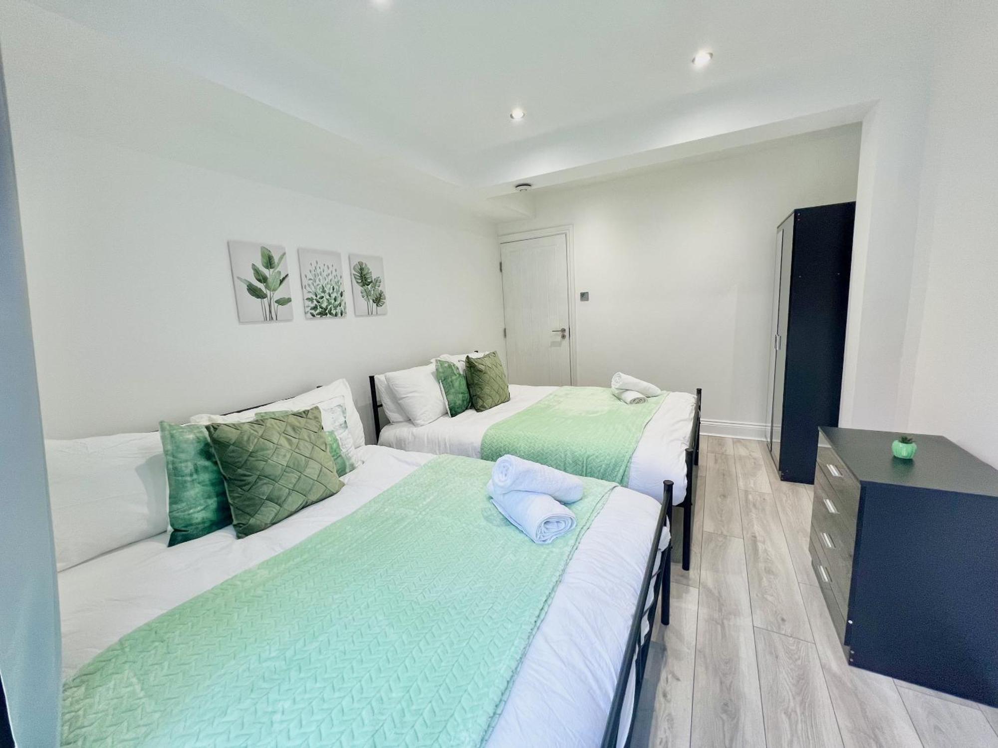 Charming 3-Bed Flat In Shepherds Bush - Sleeps 9 Londen Buitenkant foto
